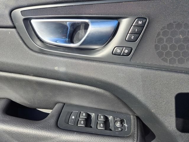 2022 Volvo XC60 Momentum