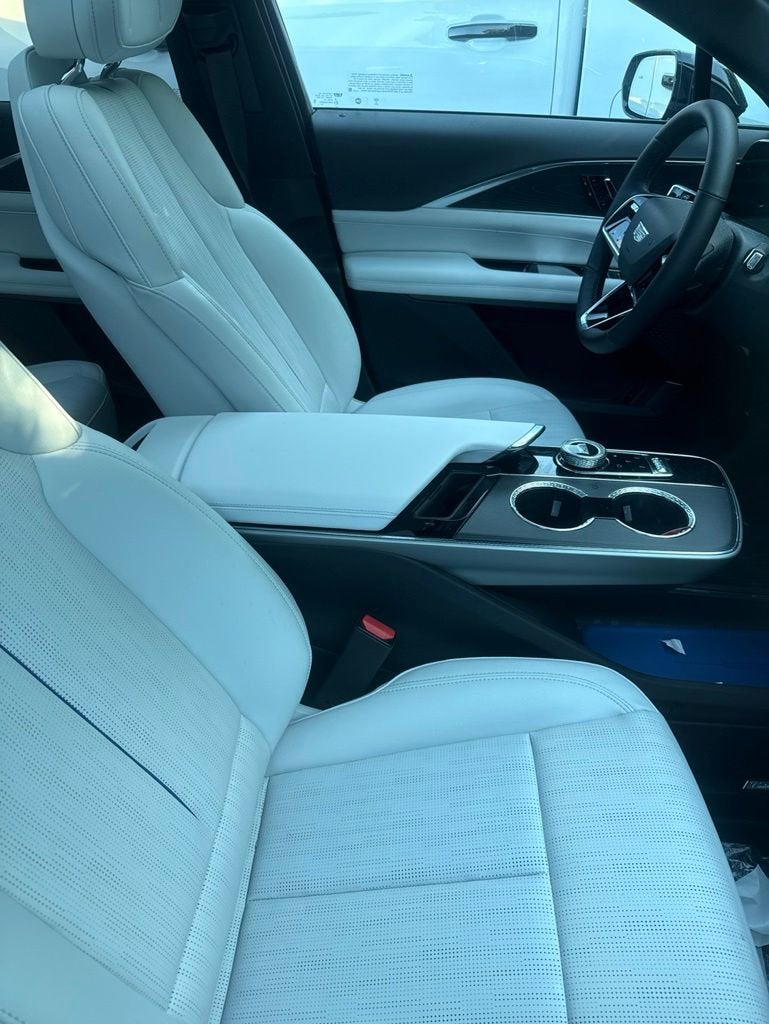 2024 Cadillac LYRIQ Luxury 1