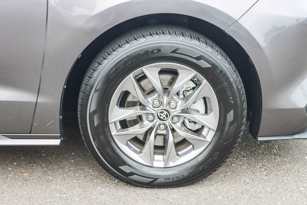 2023 Toyota Sienna LE